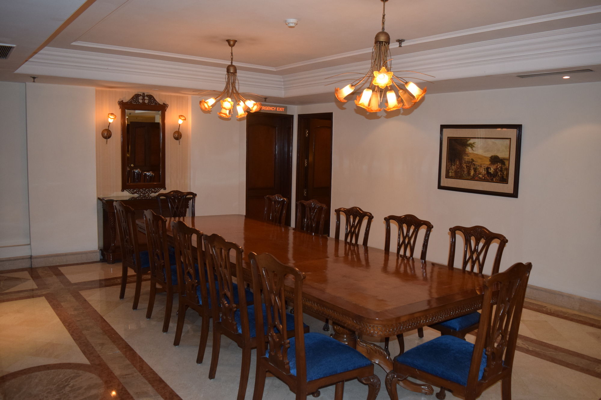 Фото The Bristol Hotel