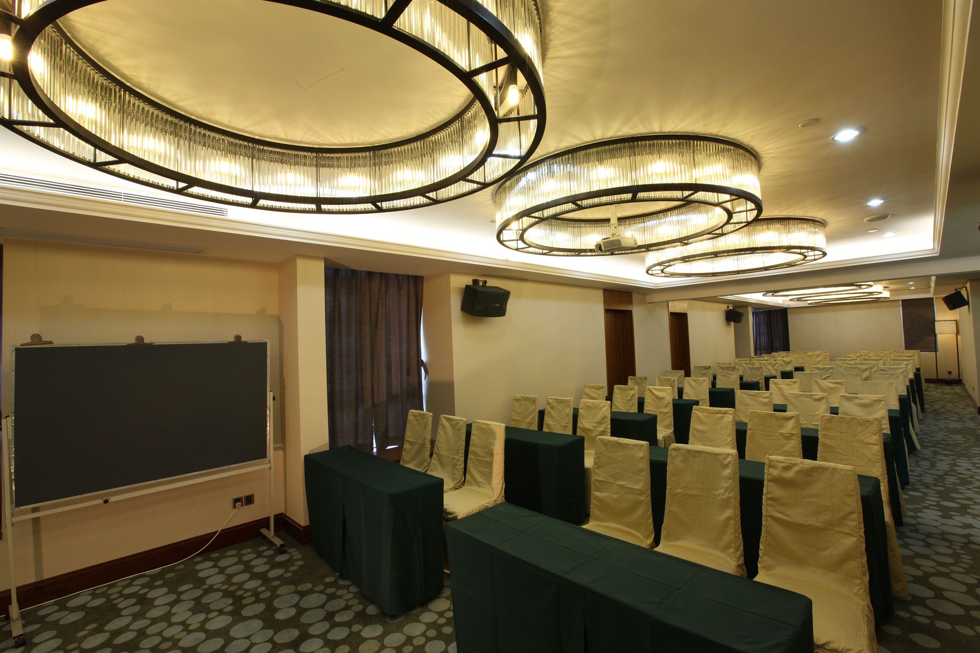 Фото Shenzhen New World Metro Grand Hotel