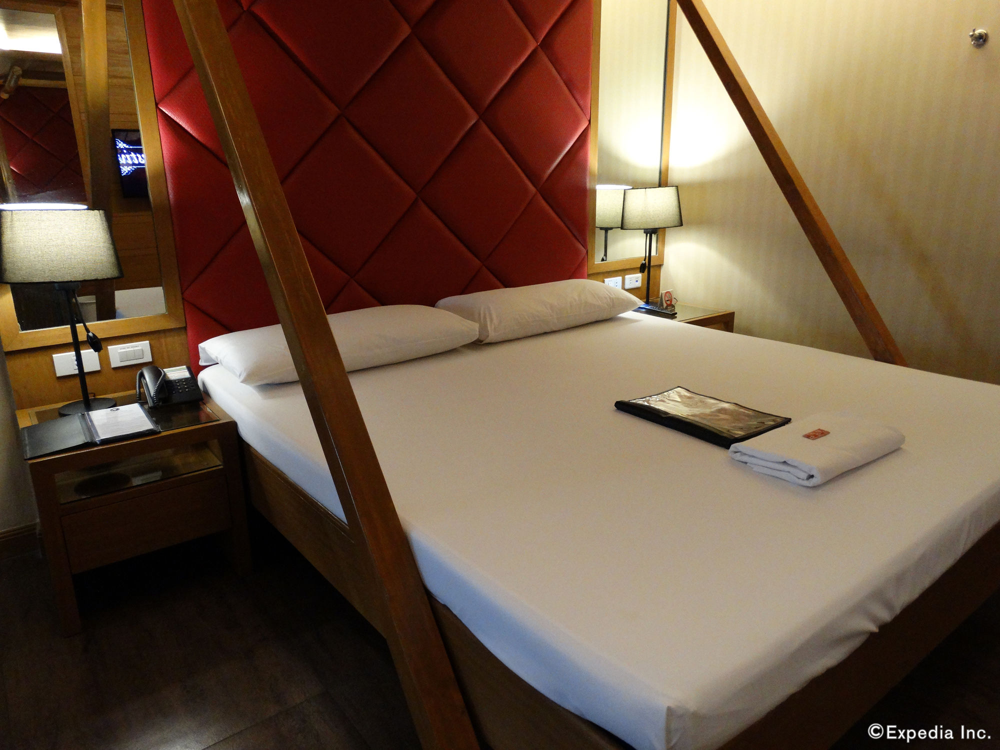 Фото Victoria Court Cuneta