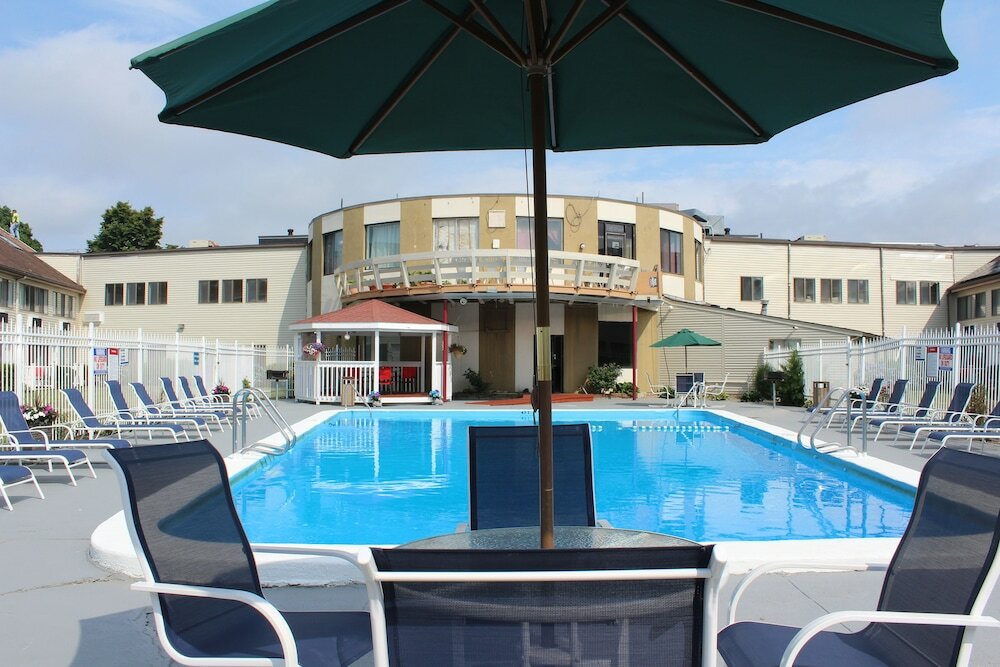 Фото Admiralty Inn & Suites