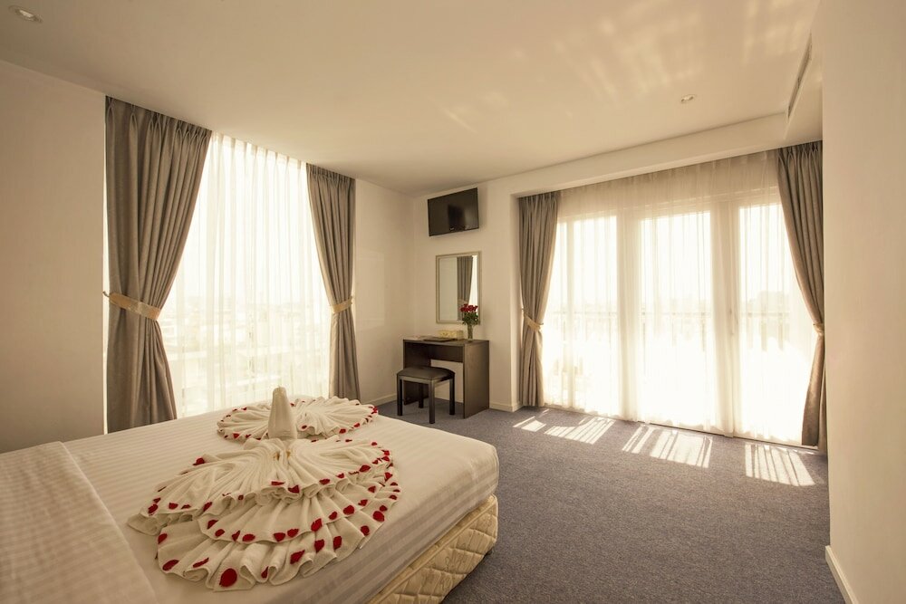 Фото Golden Crown Hotel