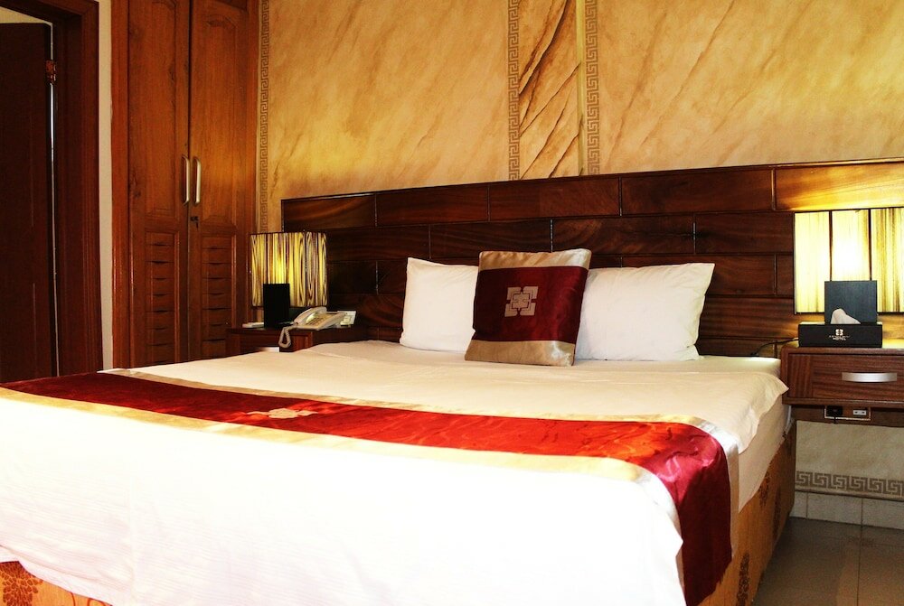 Фото Airport West Hotel