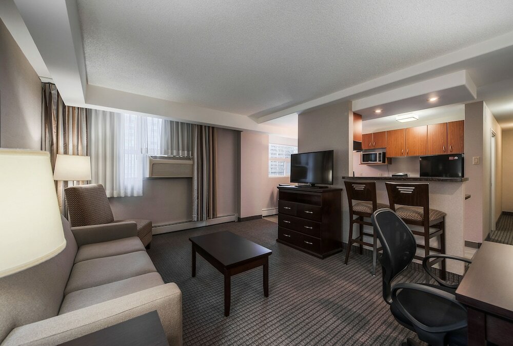 Фото Coast Calgary Downtown Hotel & Suites by Apa