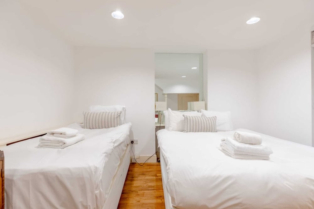 Фото Enchanting 1bd Flat With Garden, Knightsbridge!