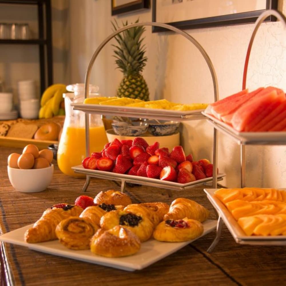 Фото Tradewinds Carmel