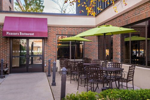 Гостиница Holiday Inn & Suites Warren в Уоррене