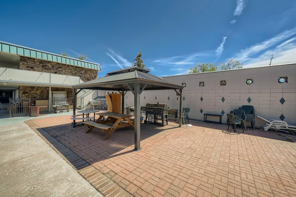 Фото Travelers Uptown Motel