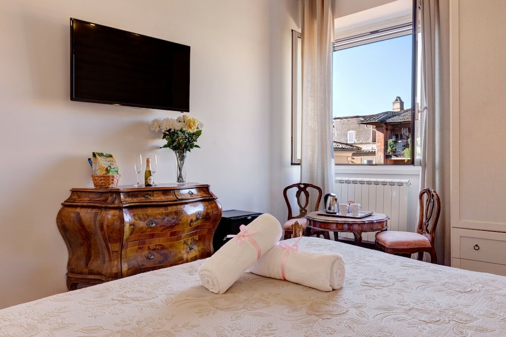 Фото Little Rhome Suites