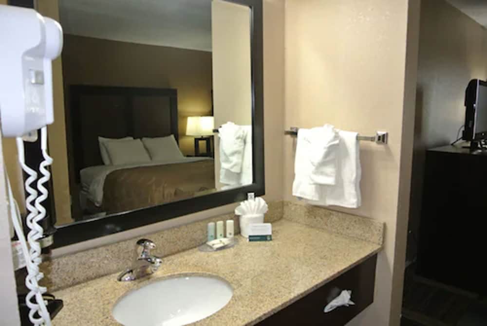 Фото Quality Inn & Suites Arnold - St Louis