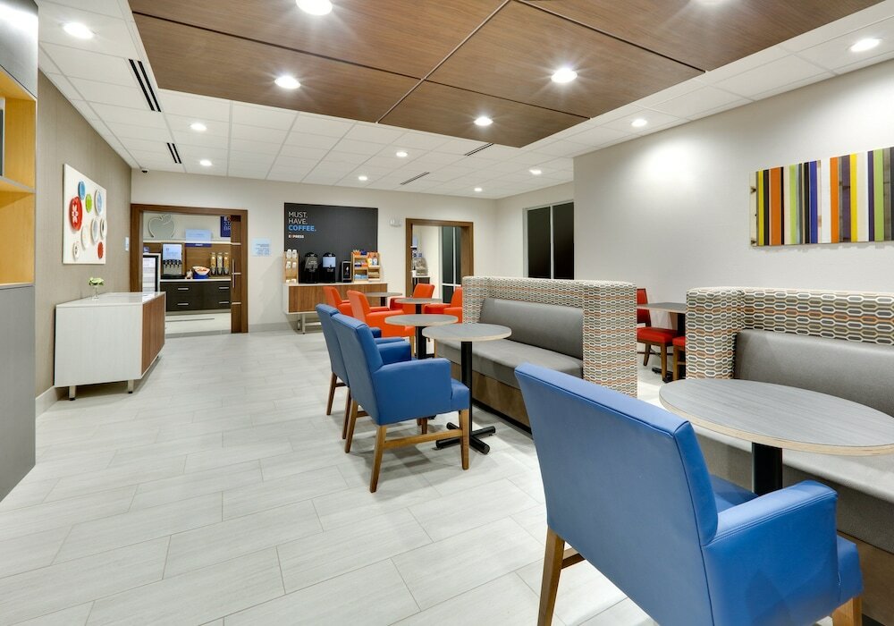 Фото Holiday Inn Express & Suites Plano - The Colony, an Ihg Hotel