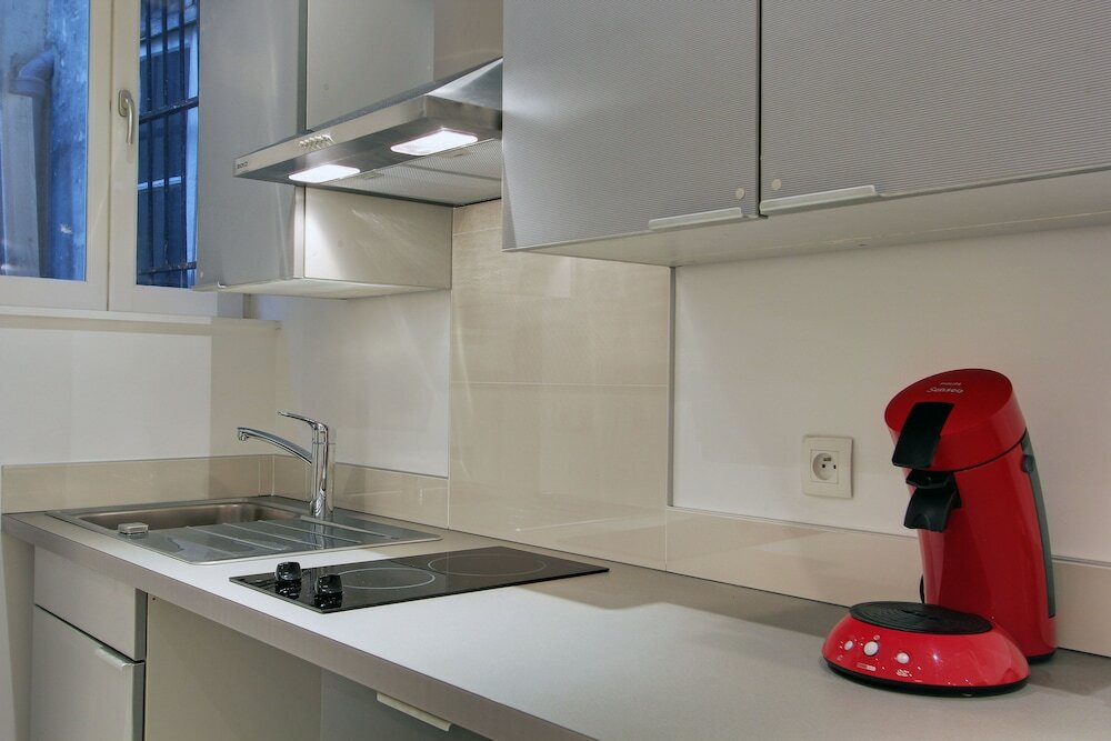 Фото Short Stay Group Museum View Serviced Apartments