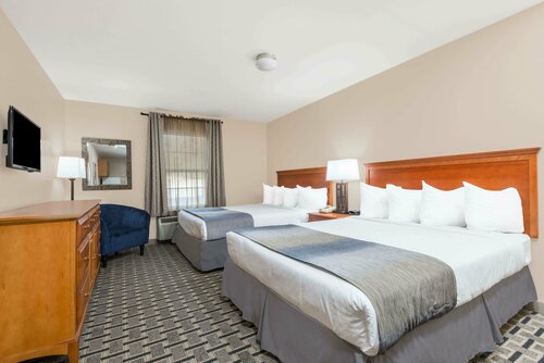 Гостиница Days Inn & Suites by Wyndham Sellersburg