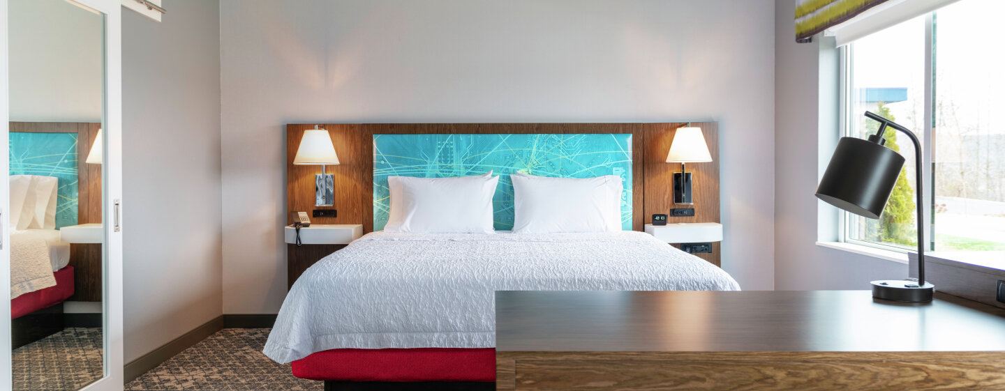 Фото Hampton Inn & Suites by Hilton Toronto Downtown