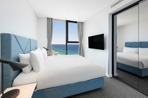 Гостиница Meriton Suites Surfers Paradise