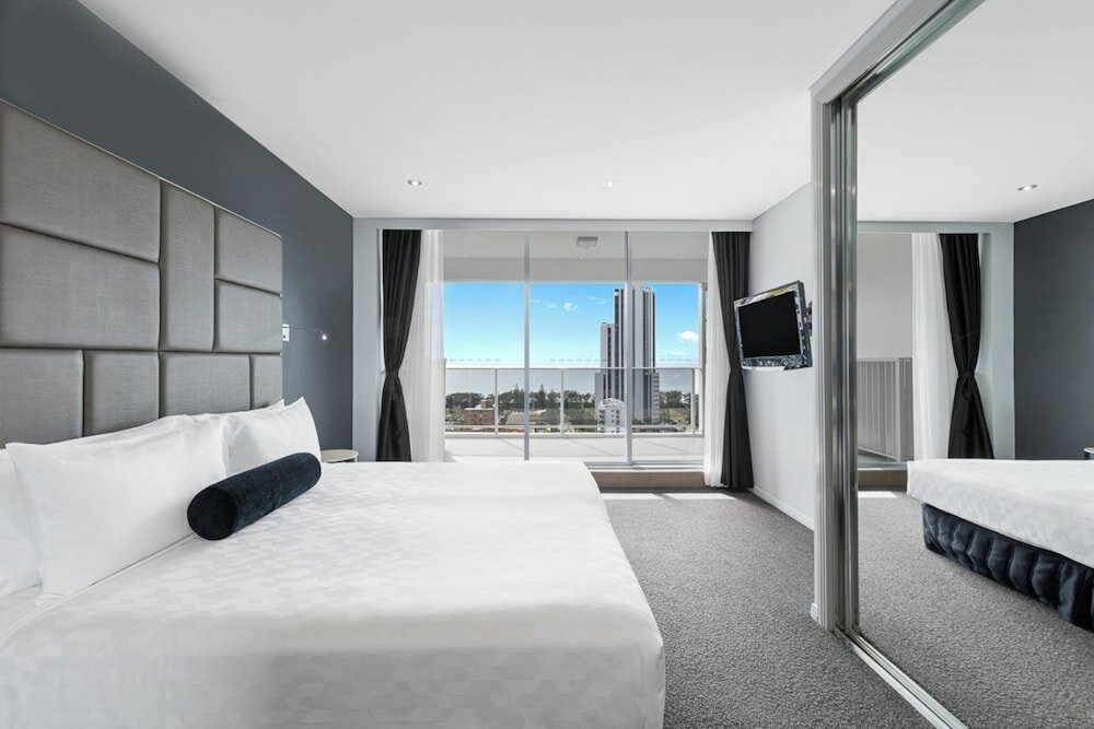 Фото Meriton Suites Broadbeach, Gold Coast