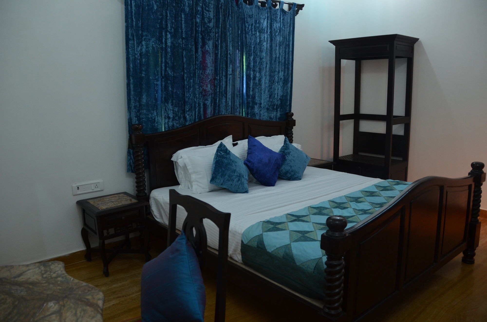 Фото The Golden House