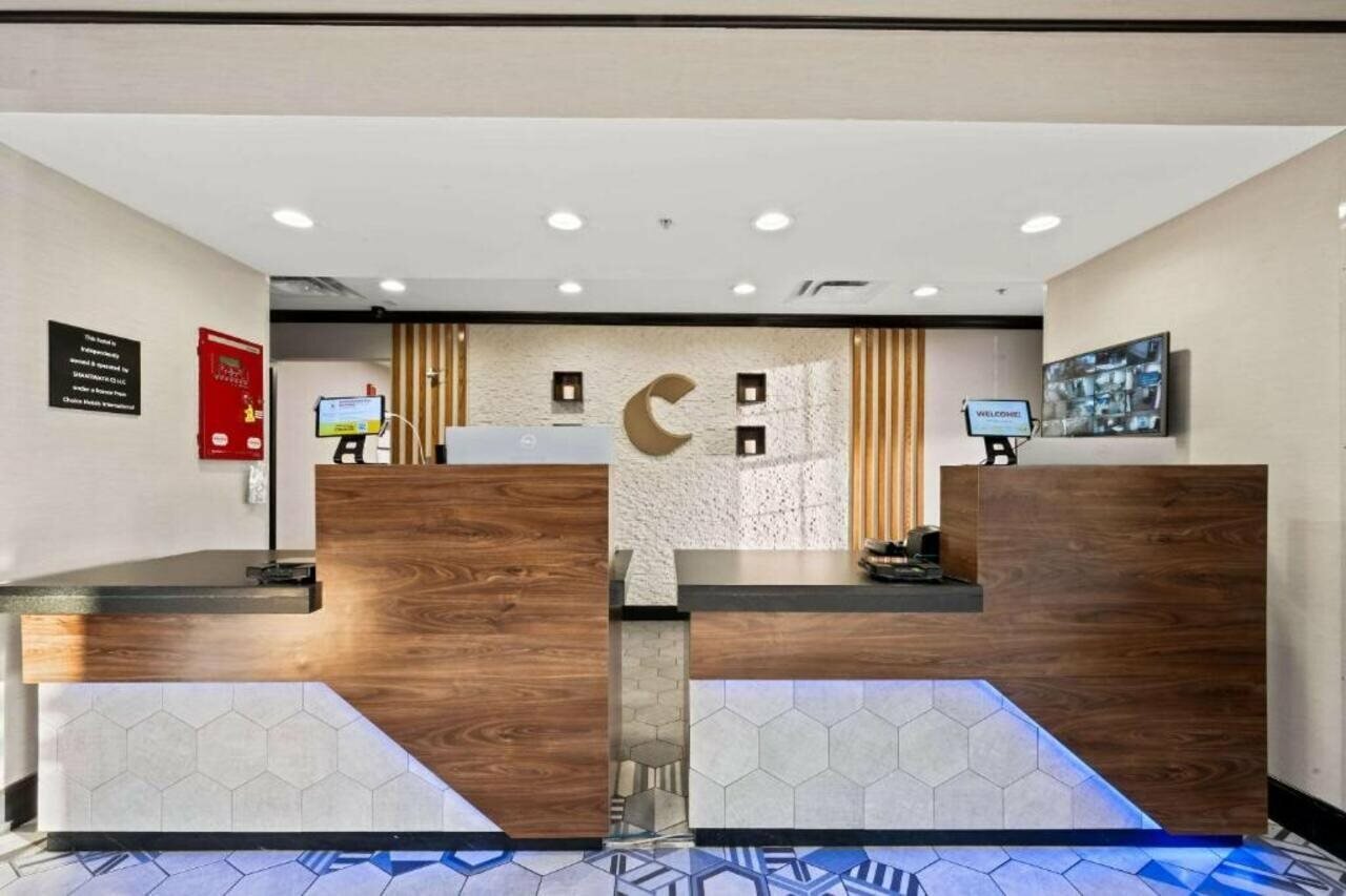 Фото Comfort Suites Airport