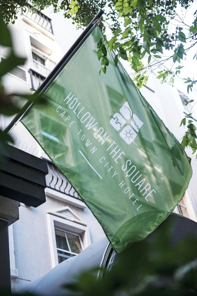 Фото Hollow on the Square City Hotel