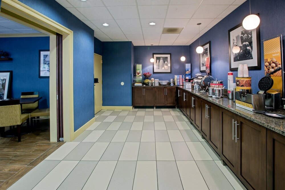 Фото Hampton Inn Salem East - Electric Road