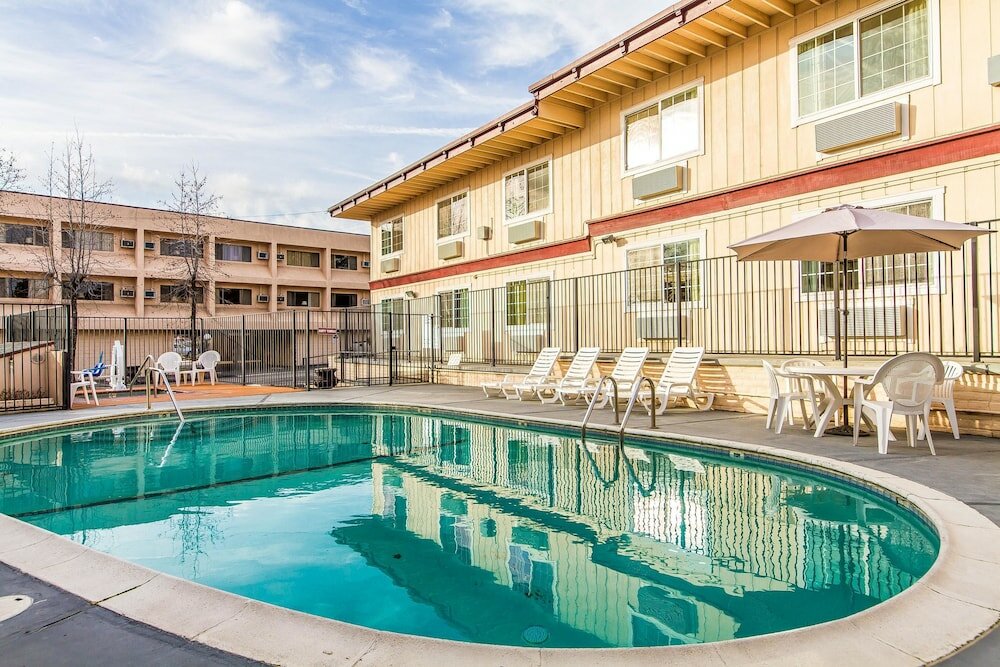 Фото Auburn House Hotel