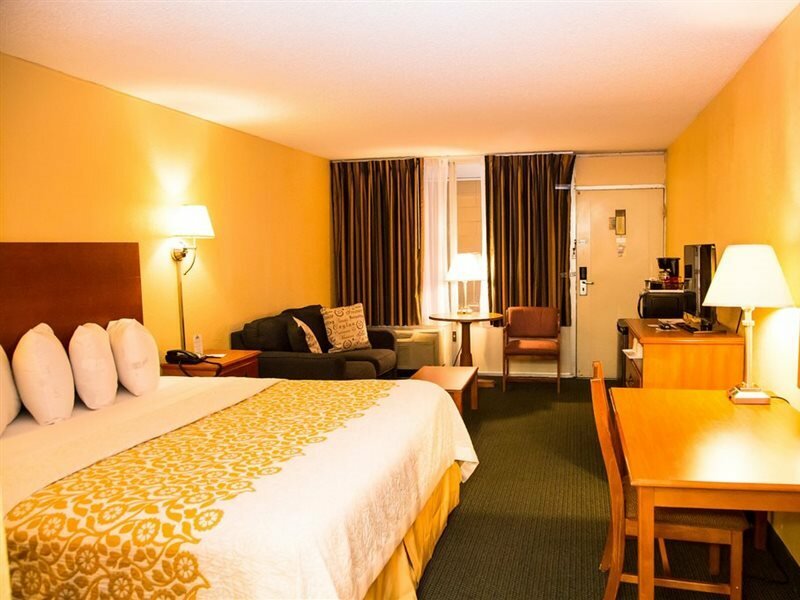 Фото Days Inn by Wyndham Alexandria South