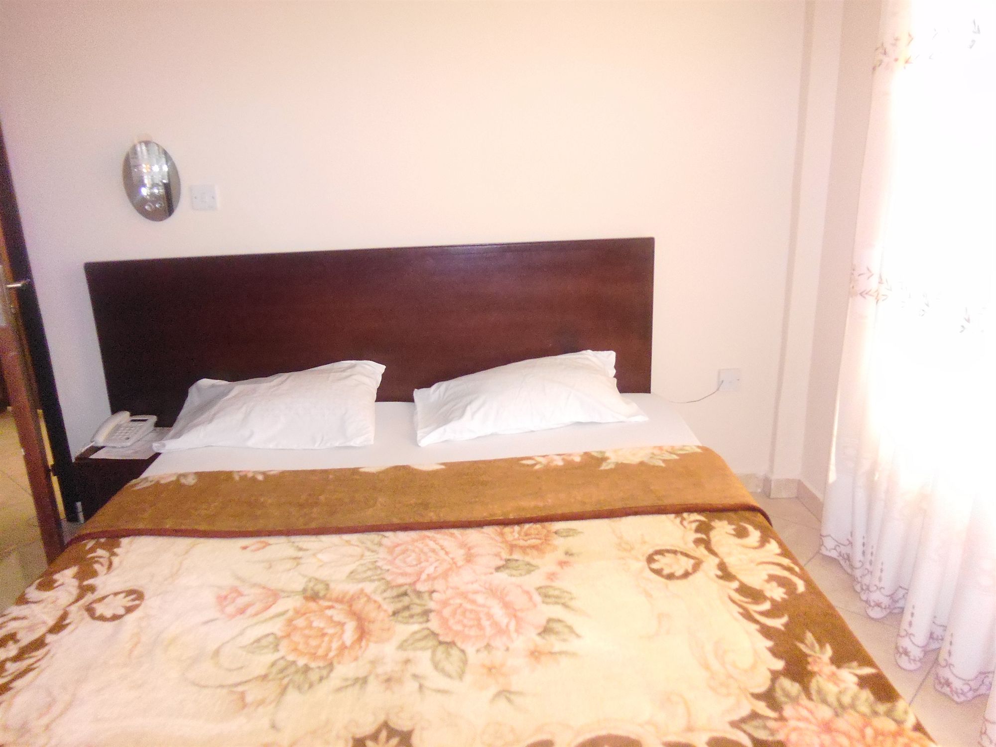 Фото Wadoma Royale Hotel