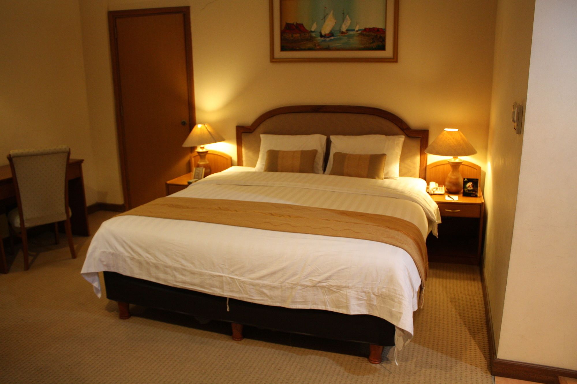 Фото Grand Pasundan Convention Hotel