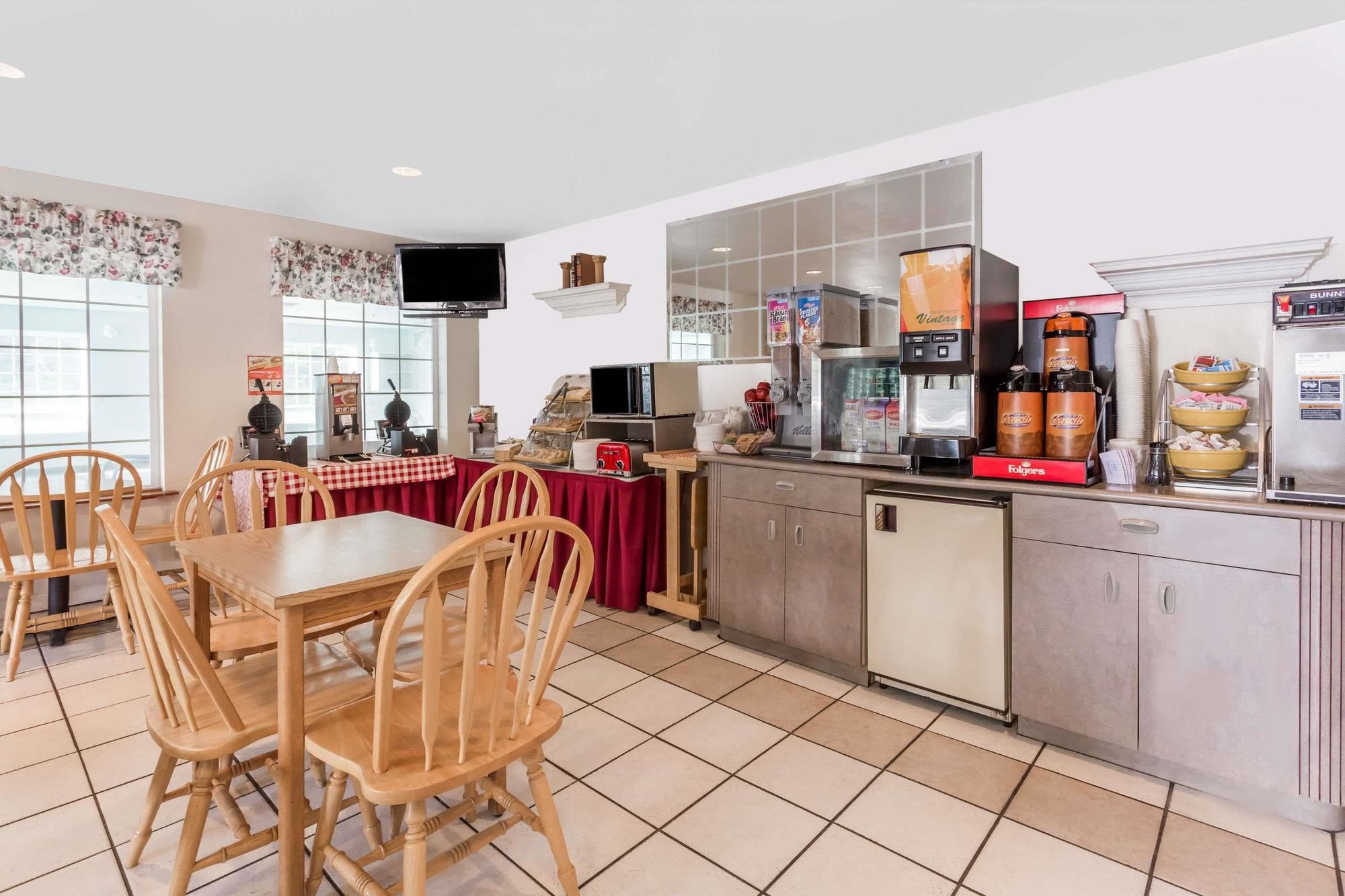 Фото Days Inn by Wyndham Ocean Shores