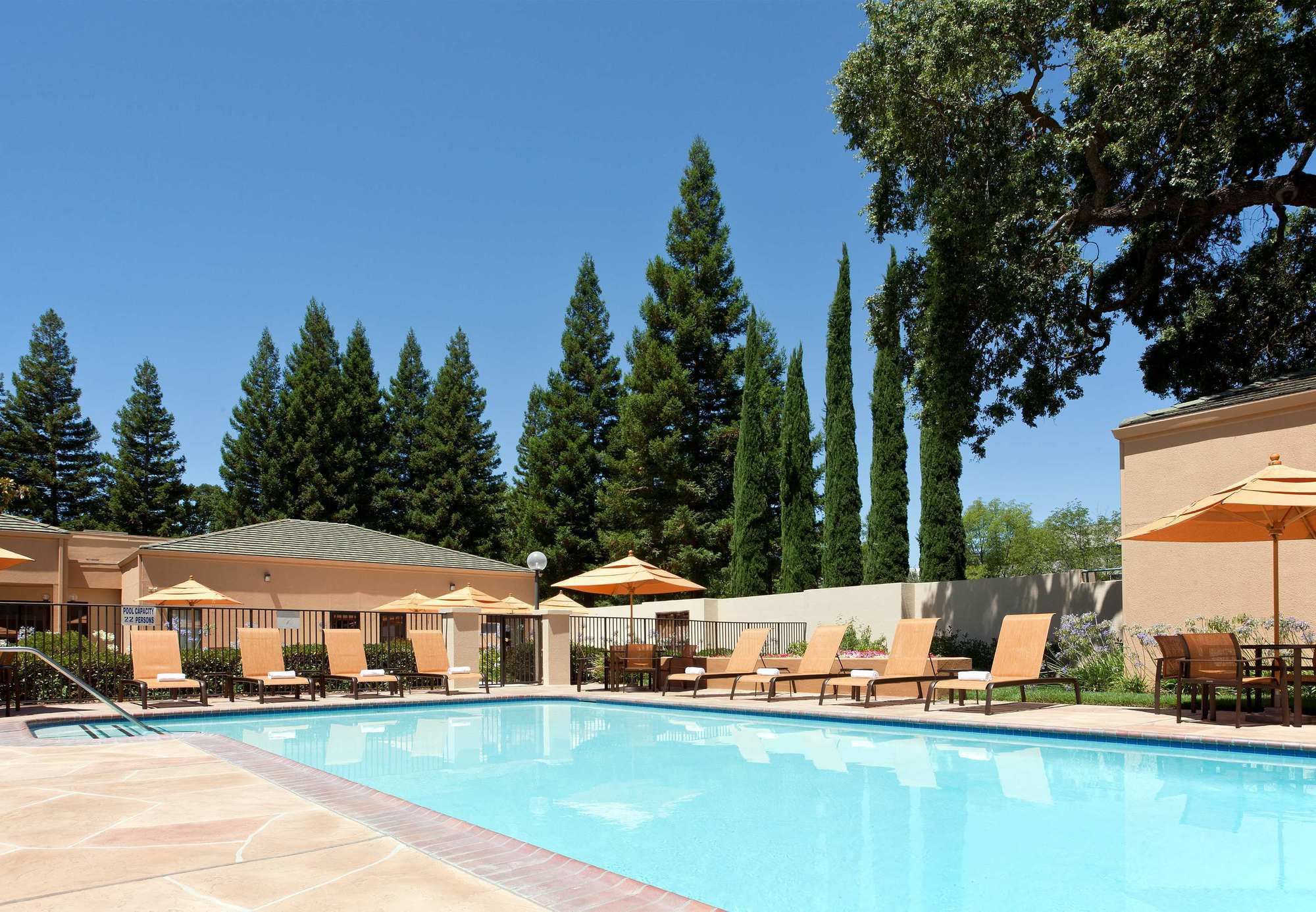 Фото Courtyard by Marriott Sacramento Airport Natomas