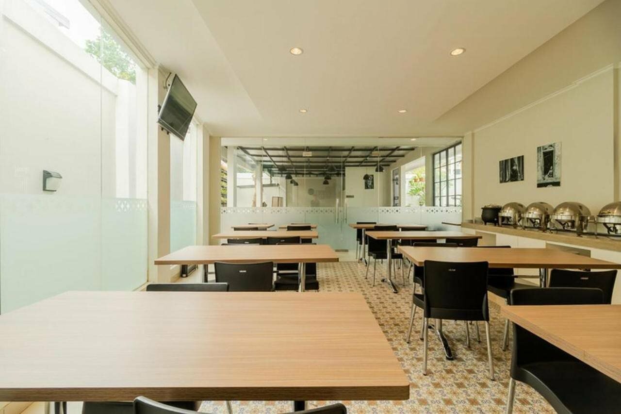 Фото RedDoorz Plus near Lippo Mall Kemang 2