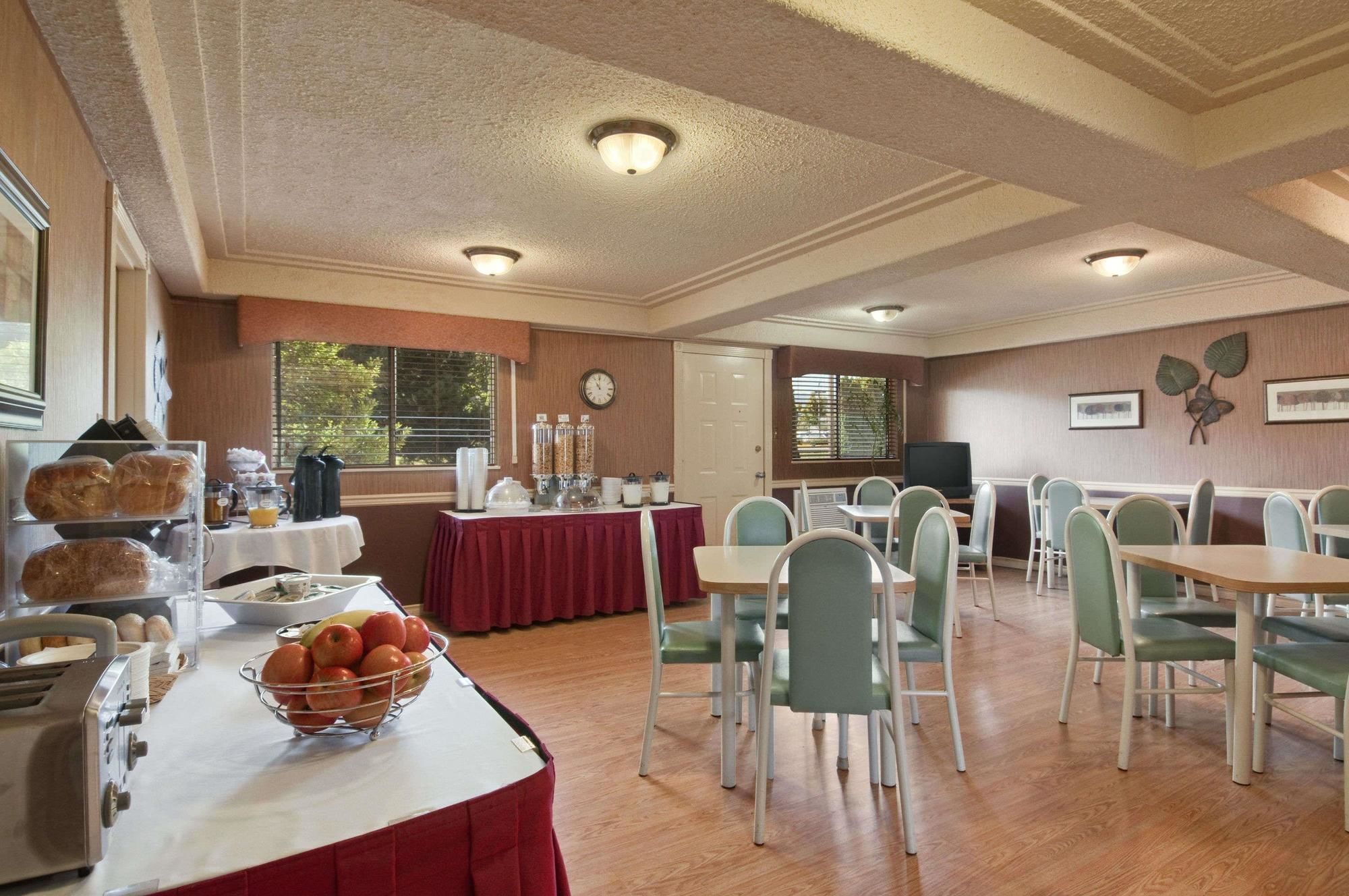 Фото Travelodge by Wyndham Courtenay