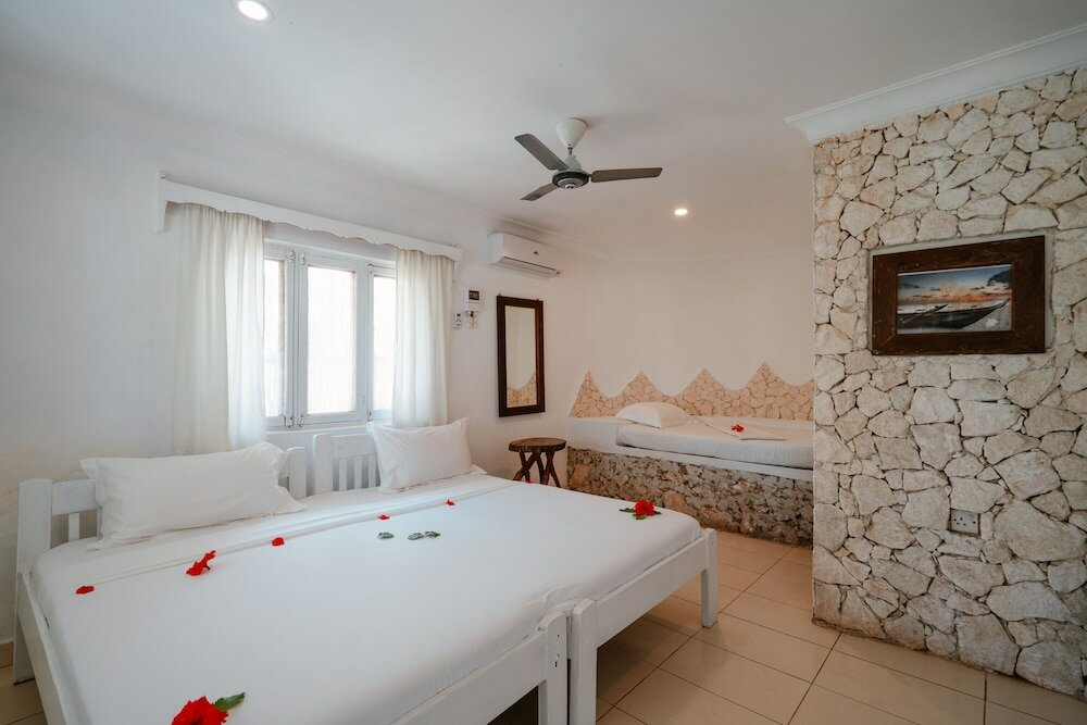 Фото Coral Rocks Hotel & Restaurant