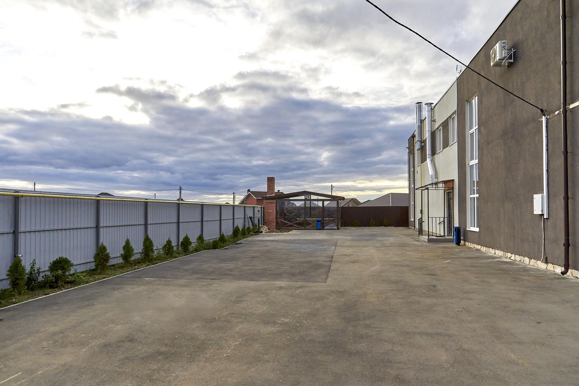 Фото Де факто