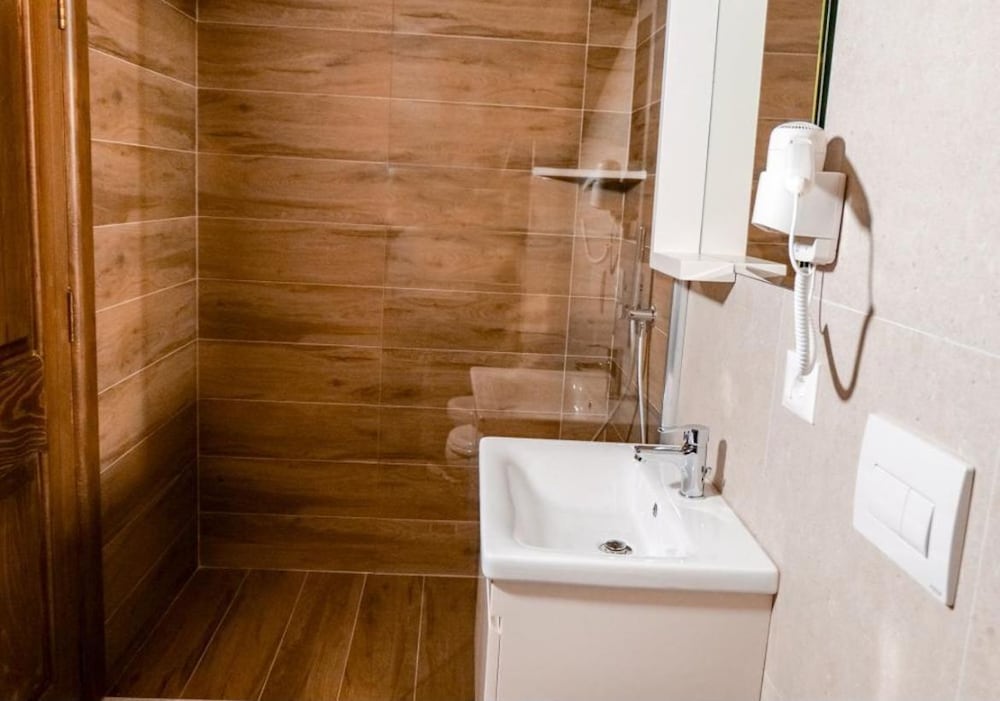 Фото Hotel Kapllani