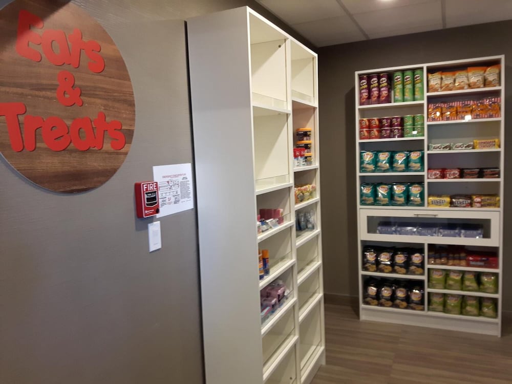 Фото Encore Suites by Service Plus Inns