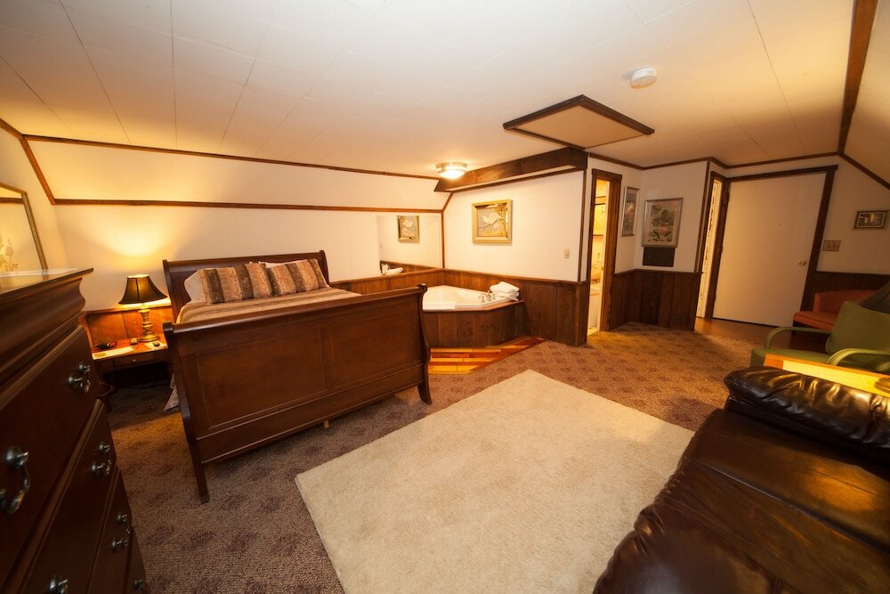 Фото Log Cabin Lodge & Suites