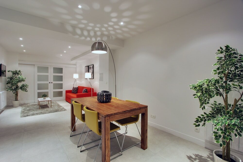 Фото Short Stay Group Museum View Serviced Apartments