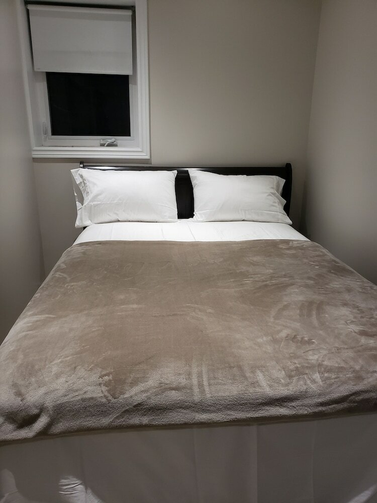 Фото Toronto Rooms and Suites