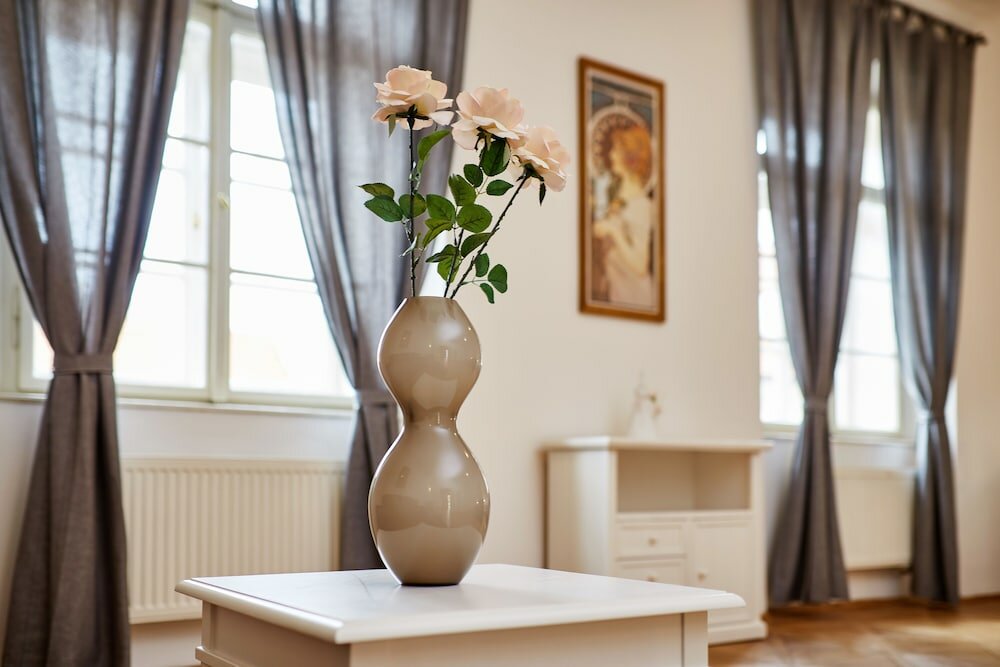 Фото Three Golden Crowns Apartments