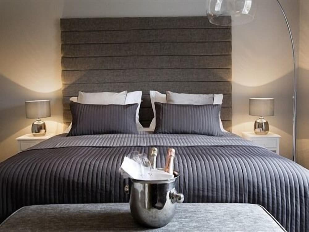 Фото The Lane Apartment