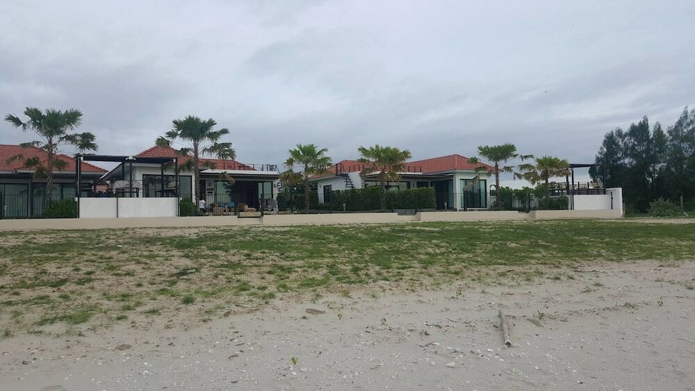 Фото La Playa Beach Front Pool Villa Cha-am