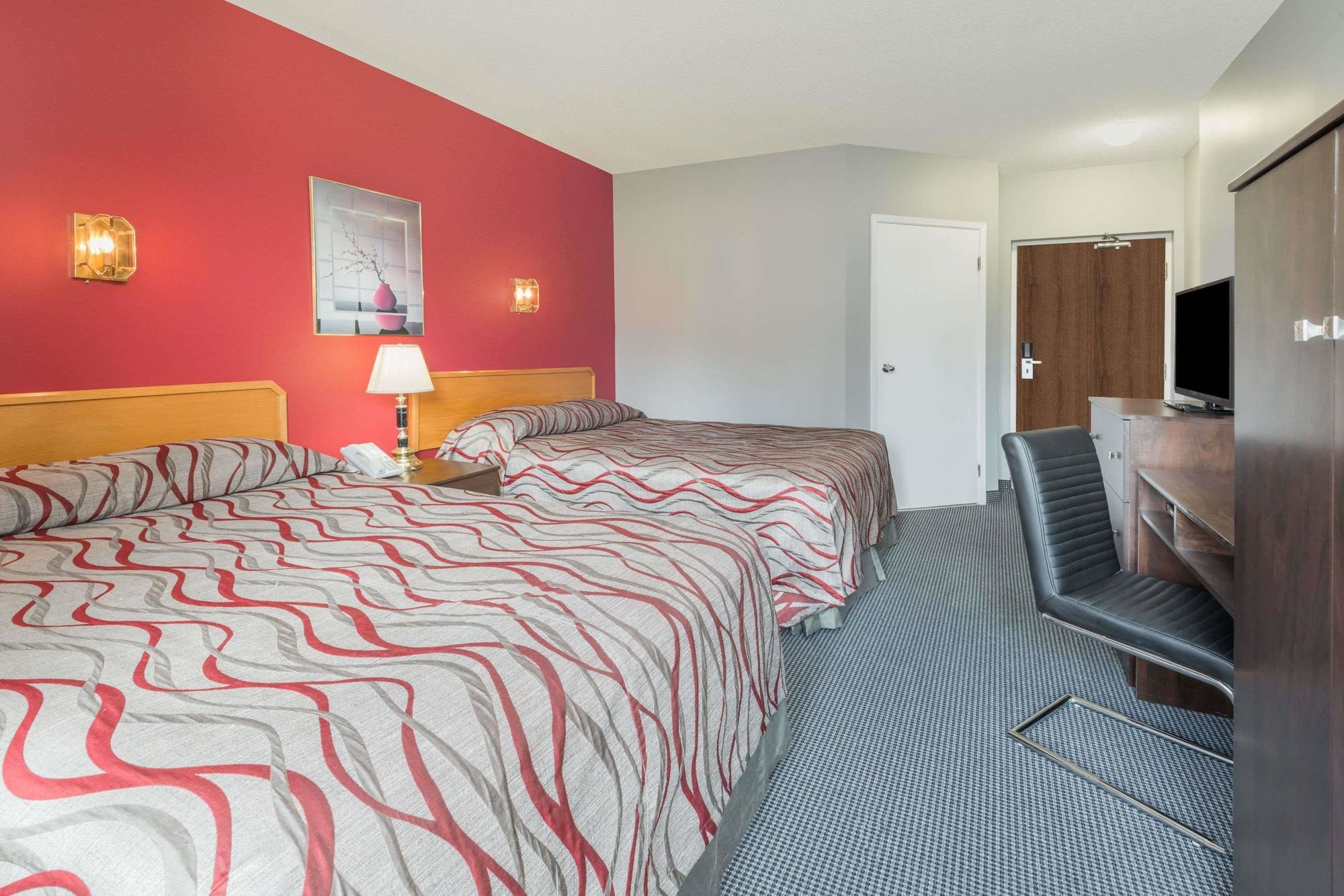 Фото Super 8 by Wyndham Mt Hope Hamilton Intl Arpt On