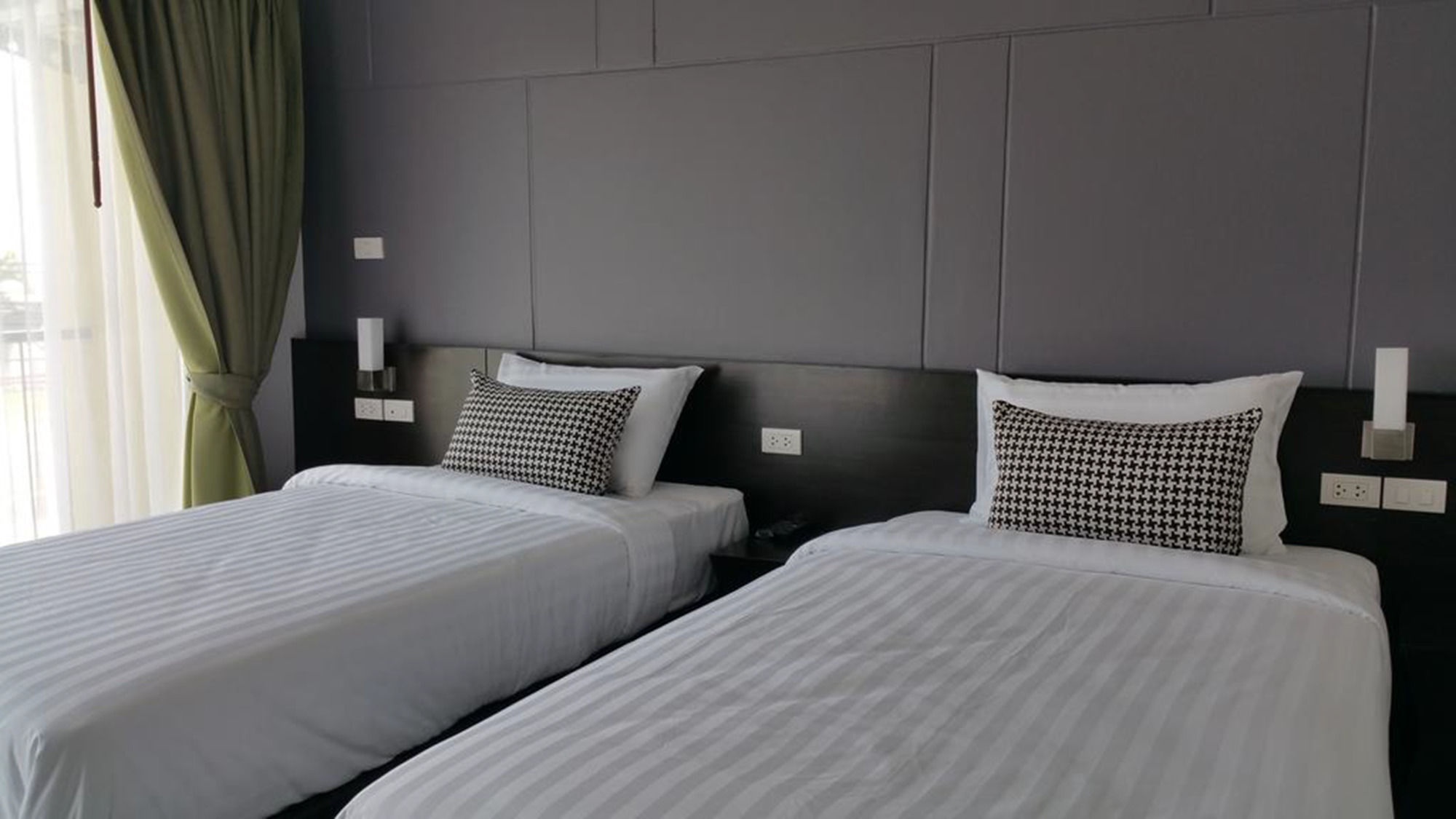 Фото Phuket Airport Place