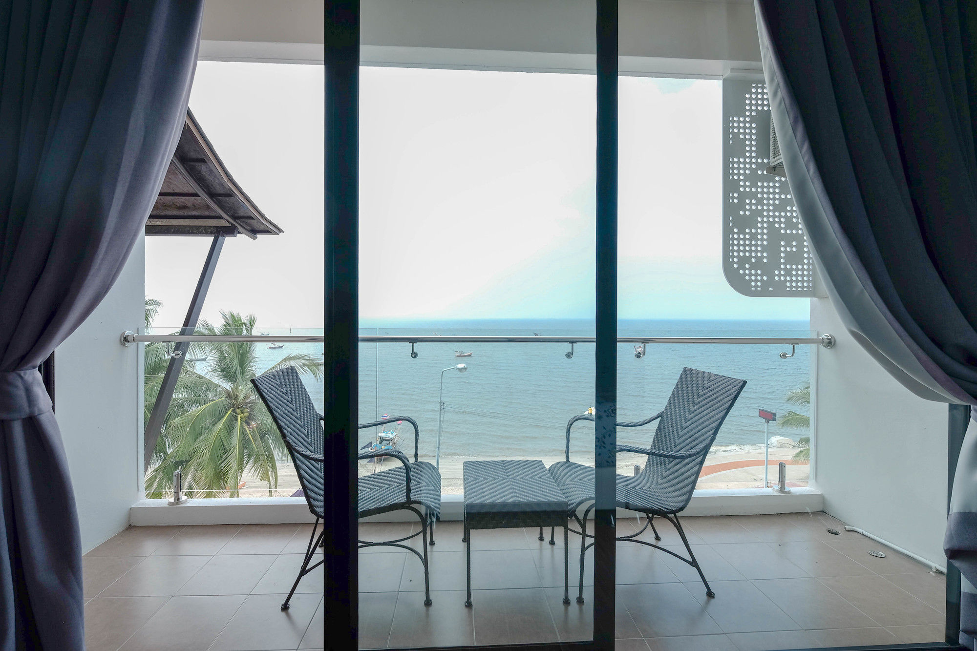 Фото Sea Sand Trees