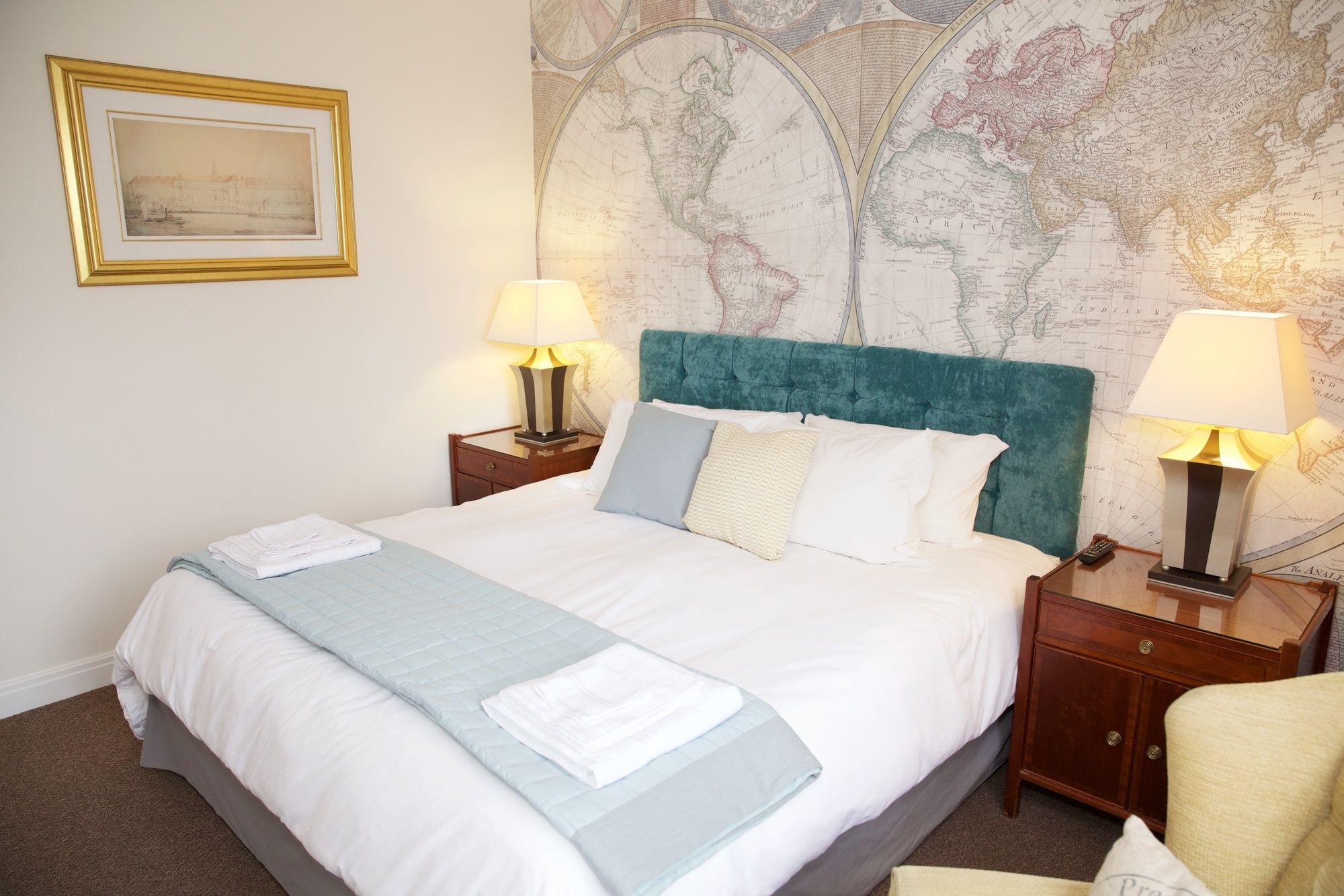 Фото The Captain Cook Hotel