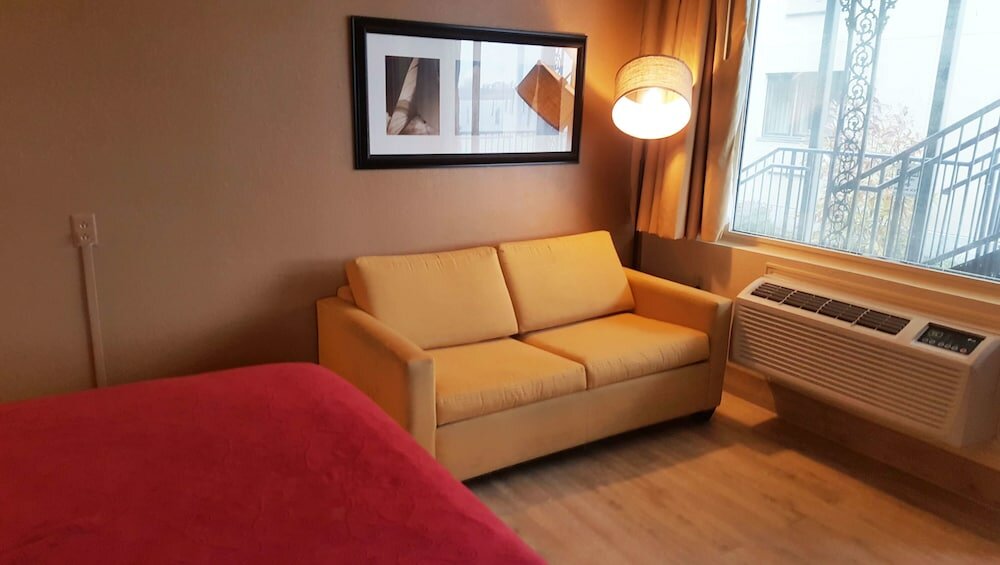 Фото Airport Waterfront Inn