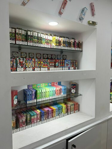 vape nass geworden Berlin convenience store germany hi-res stock photography and images