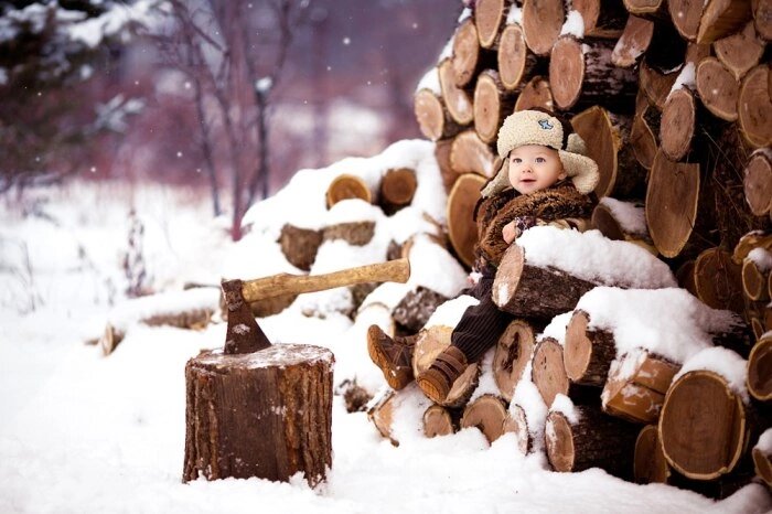 мальчик везет дрова зимой
