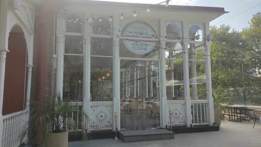 مطعم Saint-Tropez, French restaurant ، تبليسي، صورة