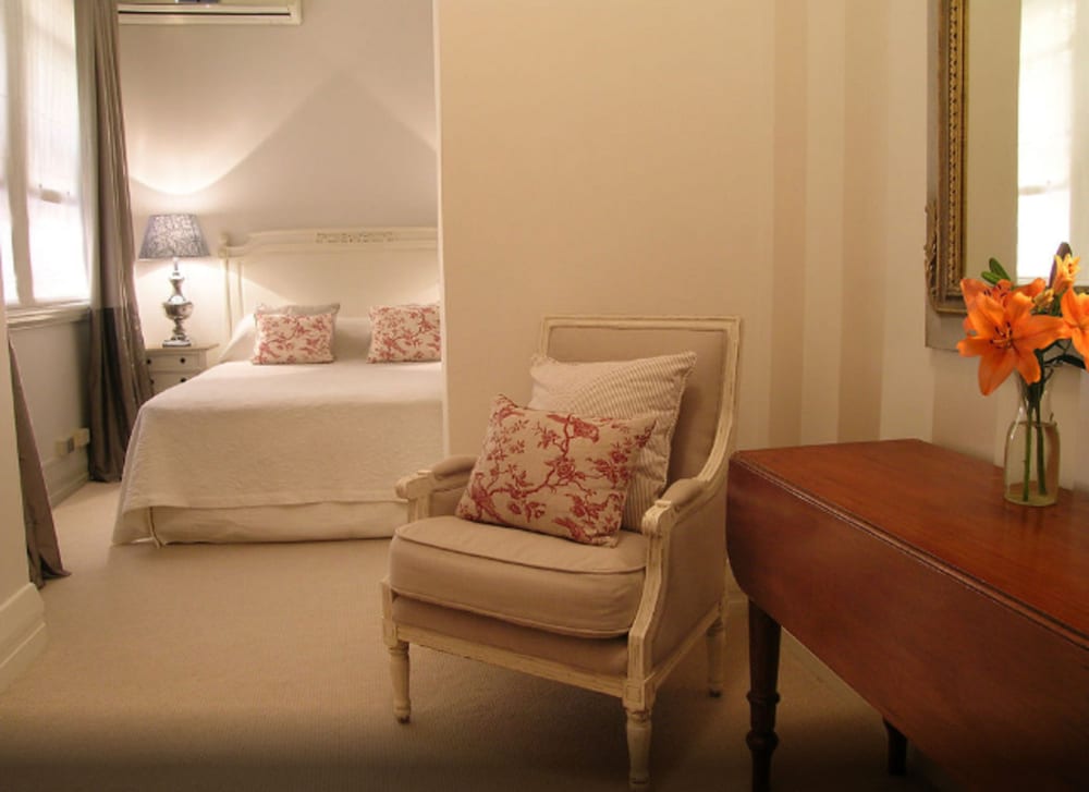 Фото The Russell Boutique Hotel